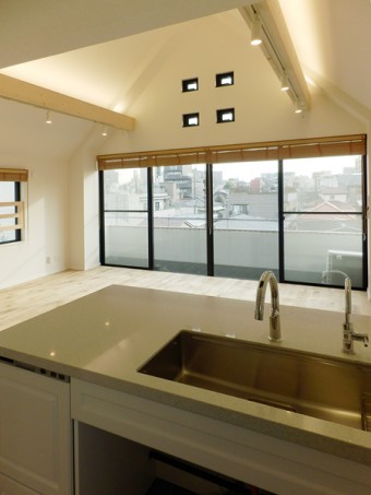 吹き抜け天井に木の梁で作ったオリジナル照明